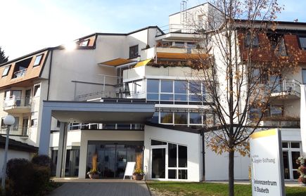 Eingang des Seniorenzentrums St Elisabeth mit gelben Markisen