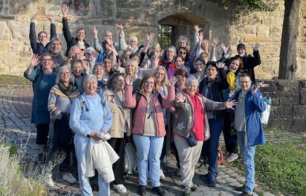 Das Hospizteam winkt als Gruppe zum Betrachter